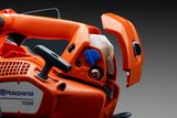 Вид збоку на ланцюгову пилку Husqvarna T525, на якому видно відсік повітряного фільтра.