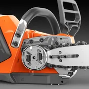 Vue rapprochée d’une tronçonneuse Husqvarna présentant le mécanisme de chaîne et de pignon.