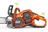 Sidovy av en motorsåg från Husqvarna som visar dess ergonomiska handtag och batterifack.