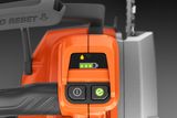 Närbild av en motorsågs reglagepanel som visar batteristatus och oljeindikator.