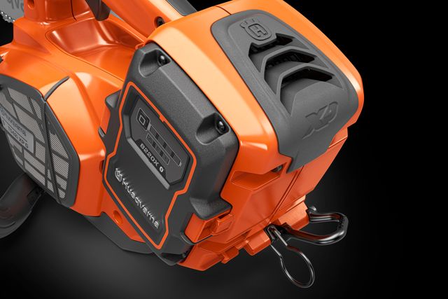 Nahaufnahme eines Husqvarna Akkufachs an einem Elektrowerkzeug.