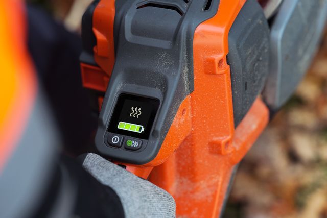 Lähikuva Husqvarna-tuotteesta, jossa näkyy digitaalinen näyttö akun varaustason ilmaisimella.