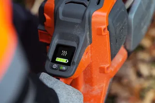 Närbild av en Husqvarna-produkt som visar en digital display med batterinivåindikator.