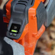 Närbild av en Husqvarna-produkt som visar en digital display med batterinivåindikator.