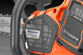 Nærbillede af en Husqvarna-kædesav, der fremhæver model 542i XP og dens designfunktioner.
