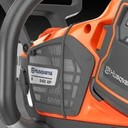 Nærbillede af en Husqvarna-kædesav, der fremhæver model 542i XP og dens designfunktioner.