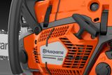 Вигляд корпусу двигуна ланцюгової пилки Husqvarna Professional 585 крупним планом.