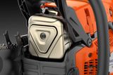 Вид двигуна ланцюгової пилки Husqvarna крупним планом із видимими ланцюгами й металевим корпусом.