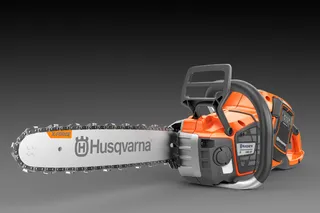 Sivukuva Husqvarna-moottorisahasta, joka esittelee sen muotoilua ja ominaisuuksia.