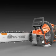Sivukuva Husqvarna-moottorisahasta, joka esittelee sen muotoilua ja ominaisuuksia.