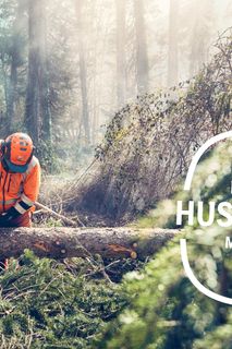 En person som sågar ett nedfallet träd med en motorsåg i en skog. text: "PROVKÖR HUSQVARNA MOTORSÅG".