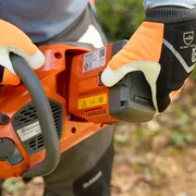 Husqvarna 435i. A person holding a Husqvarna product, showcasing the battery compartment.