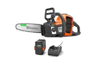 Husqvarna 125i PowerAxe (Battery & Charger Included). Oldalnézetű Husqvarna akkumulátoros láncfűrész, külön akkumulátorral és töltővel.