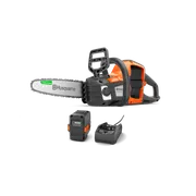 Husqvarna 125i PowerAxe (Battery & Charger Included). Oldalnézetű Husqvarna akkumulátoros láncfűrész, külön akkumulátorral és töltővel.