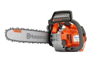 Stranski pogled verižne žage Husqvarna z ergonomskim ročajem in rezilom.