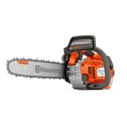 Stranski pogled verižne žage Husqvarna z ergonomskim ročajem in rezilom.