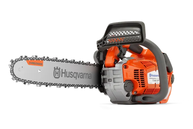 Seitenansicht einer Husqvarna Motorsäge mit ergonomischem Griff und Klinge.
