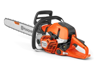 Widok z boku pilarki Husqvarna z ergonomicznym uchwytem i funkcjami bezpieczeństwa.