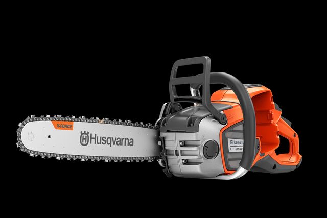 Motorsag fra Husqvarna sett fra siden med X-Force-sverd og ergonomisk håndtak.