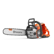 Vy från sidan av en Husqvarna-motorsåg med X-Force-svärd och ergonomiskt handtag.