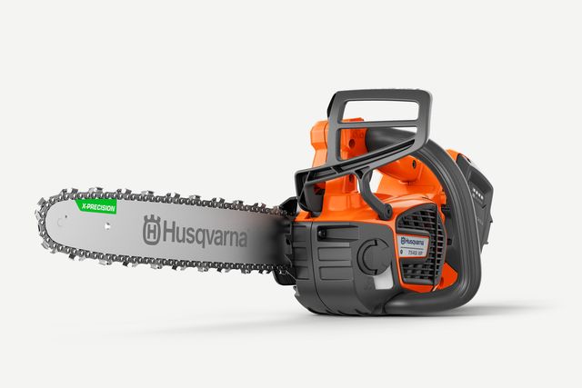 Vue latérale d’une tronçonneuse Husqvarna avec logo visible et poignée ergonomique.