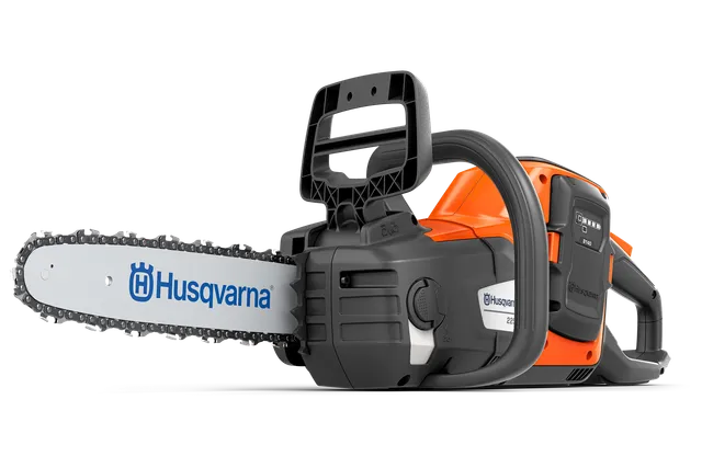 Widok z boku piły łańcuchowej Husqvarna z widocznym brandingiem.