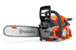 Vy från sidan av en Husqvarna-motorsåg med X-Force-svärd och ergonomiskt handtag.