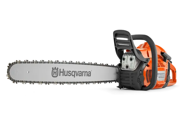 Seitenansicht einer Husqvarna Motorsäge mit sichtbarer Kette und Handgriff.