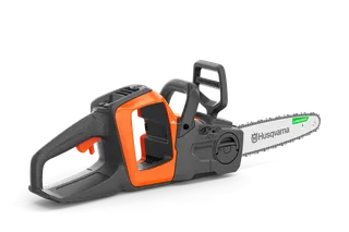 Вигляд збоку акумуляторної ланцюгової пилки Husqvarna з ергономічною ручкою.