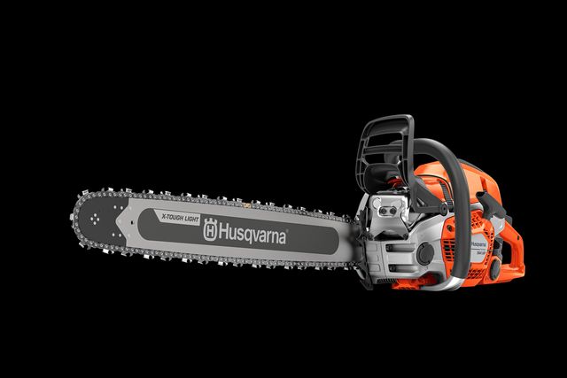 Sett fra siden av en Husqvarna 564 XP® Fuel Inject motorsag med langt skjæreutstyr.