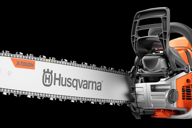 Vue latérale d’une tronçonneuse Husqvarna équipée d’un guide-chaîne X-Tough.