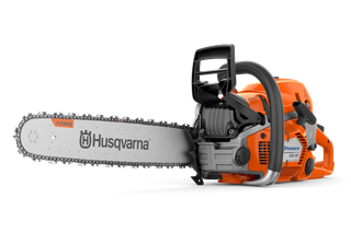Bočni pogled na Husqvarna motornu pilu koja prikazuje njen dizajn i karakteristike.