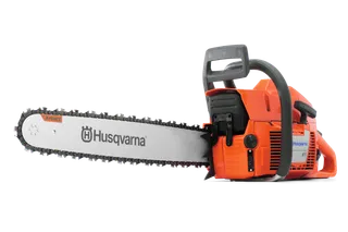 Вид ланцюгової пилки Husqvarna збоку з видимими літераціями на лезі.