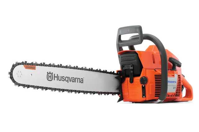 Vista lateral de una motosierra Husqvarna con la marca visible en el disco.