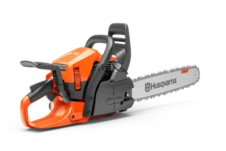En motorsåg från Husqvarna visar upp dess ergonomiska design.