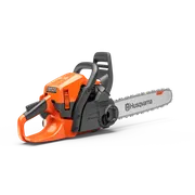 Vue latérale d’une tronçonneuse Husqvarna avec poignée ergonomique et chaîne visible.