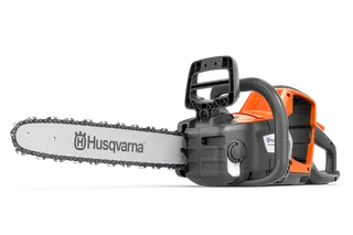 Widok z boku pilarki Husqvarna z widocznym łańcuchem i uchwytem.