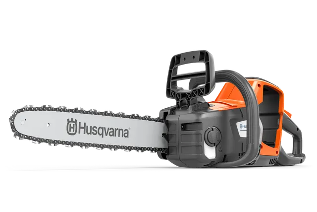 Boční pohled na motorovou pilu Husqvarna s viditelným řetězem a rukojetí.