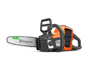 Вигляд збоку акумуляторної ланцюгової пилки Husqvarna з ергономічною ручкою.