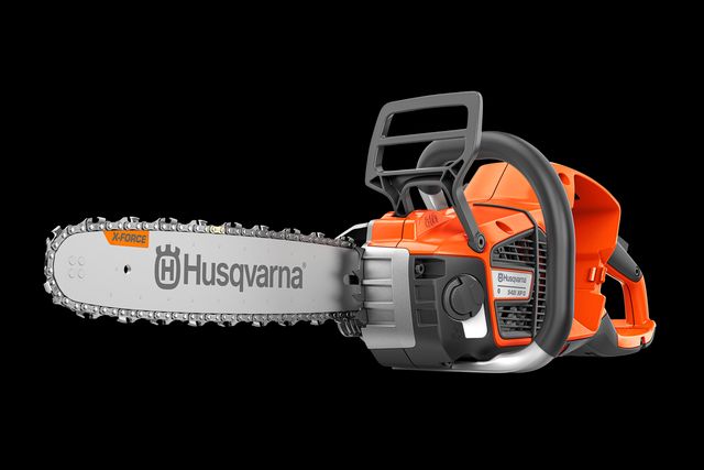 Sett fra siden av en Husqvarna-motorsag med synlig merking og kjededetaljer.
