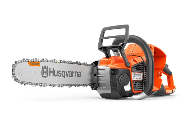 Sivukuva Husqvarna-moottorisahasta, jossa näkyy tuotemerkki ja ketjun yksityiskohdat.