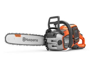 En motorsåg från Husqvarna med ergonomiskt handtag och X-Force-svärd från sidan.