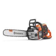 En motorsåg från Husqvarna med ergonomiskt handtag och X-Force-svärd från sidan.