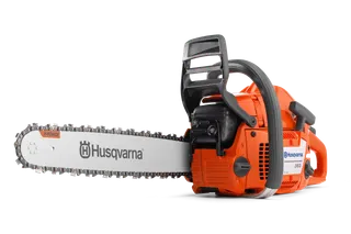 Вид збоку на ланцюгову пилку Husqvarna з технологією двигуна X-Torq.