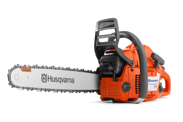 Вид збоку на ланцюгову пилку Husqvarna з технологією двигуна X-Torq.