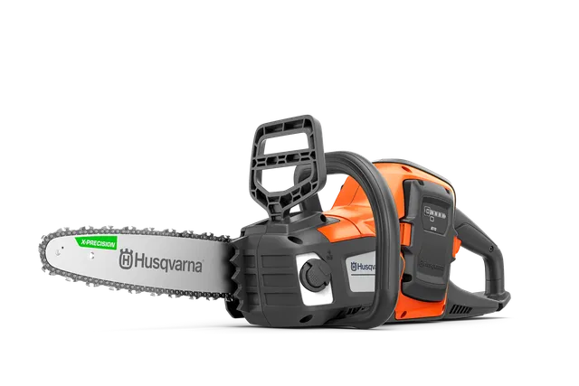 Вигляд збоку акумуляторної ланцюгової пилки Husqvarna з ергономічною ручкою.