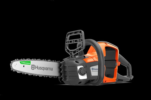 Vue frontale du studio d’une tronçonneuse Husqvarna montrant le guide-chaîne et la chaîne.