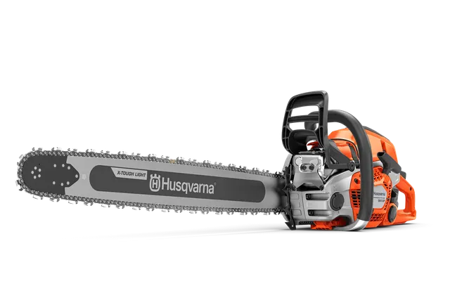 Seitenansicht einer Husqvarna Motorsäge 564 XP® Fuel Inject mit langem Messerbalken.