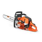 Bočný pohľad na reťazovú pílu Husqvarna 564 XP® so vstrekovaním paliva.