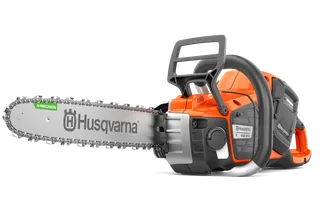 Zijaanzicht van een Husqvarna-kettingzaag met zichtbaar batterijcompartiment en ketting.